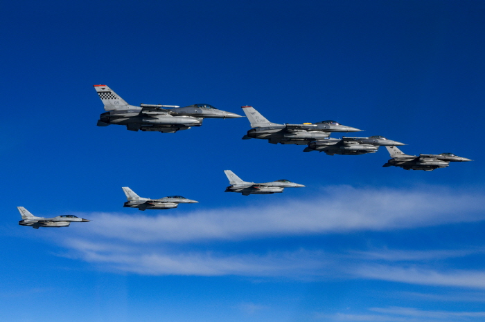 ▲ 한미 공군은 10월 31일 북한이 장거리탄도미사일 발사에 대응하여 한미 대규모 연합 공중훈련을 실시했다. 한미 F-16, KF-16 전투기가 연합 공격편대군 훈련을 실시하고 있다. ⓒ합동참모본부 제공