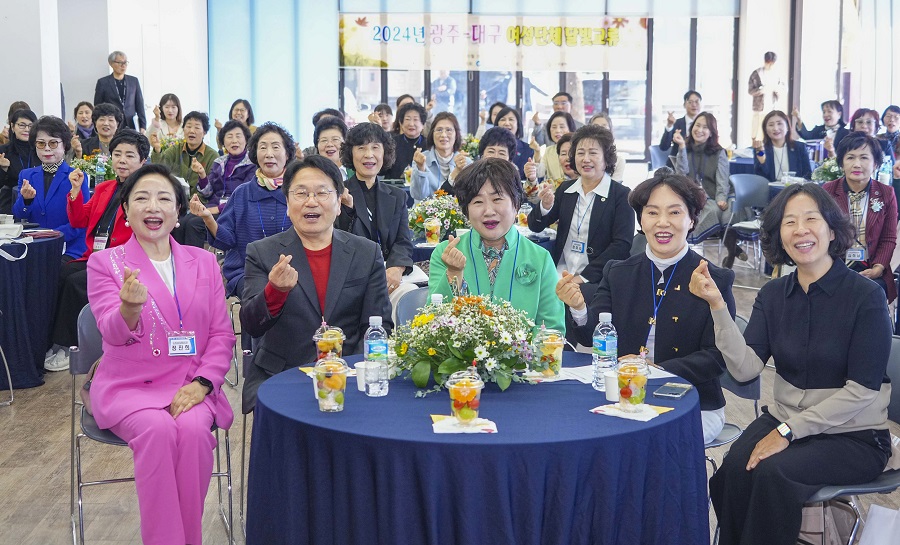 ▲ 강기정 광주광역시장이 31일 오전 북구 광주비엔날레 거시기홀에서 열린 광주여성단체협의회 주관 ‘광주·대구 달빛동맹 교류 행사’에 참석해 정진희 광주여성단체협의회장, 한명아 대구여성단체협의회장, 홍준표 대구시장의 부인 이순삼 여사 등 회원들과 기념촬영을 하고 있다.ⓒ광주광역시