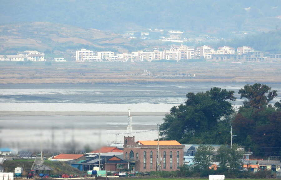 ▲ 인천 강화군 교동도에서 바라본 북한 황해도 연백군이 강화군 교동도 인사리 마을 너머로 보인다. ⓒ연합뉴스 제공