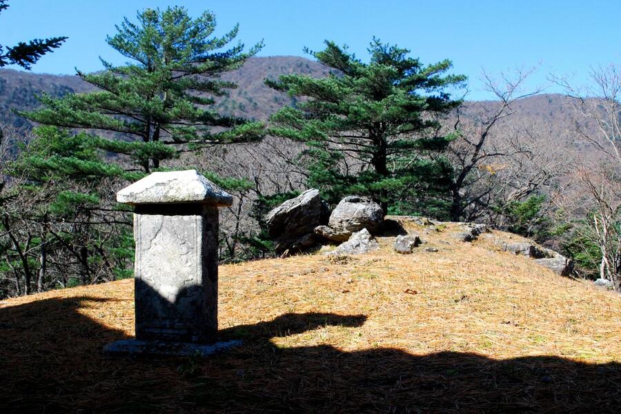 ▲ 적멸보궁 뒤로 보이는 비로봉.ⓒ진경수 山 애호가