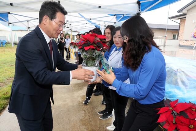 ▲ 권익현 부안군수가 1일 열린 한국여성농업인 화합한마당 행사에서 여성농업인들을 축하하고 있다.ⓒ부안군