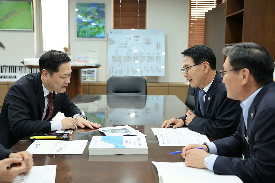 ▲ 지난 10월 31일 국가보훈부를 방문한 심덕섭 고창군수(오른쪽)가 이희완 국가보훈처 차관(왼쪽)과 면담하고 독립운동 서훈신청서를 전달하고 있다.ⓒ고창군