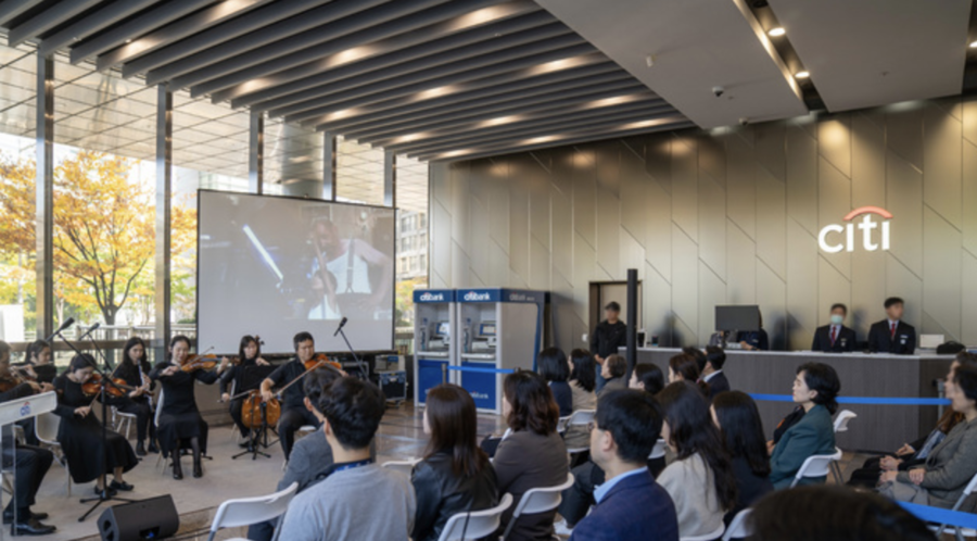 ▲ 한국씨티은행이 지난달 31일 종로구 한국씨티은행 본점에서 환경 보호와 장애인 인식 개선을 주제로 ‘개인 컵 사용의 날’과 ‘로비 음악회’ 행사를 진행했다. ⓒ한국씨티은행