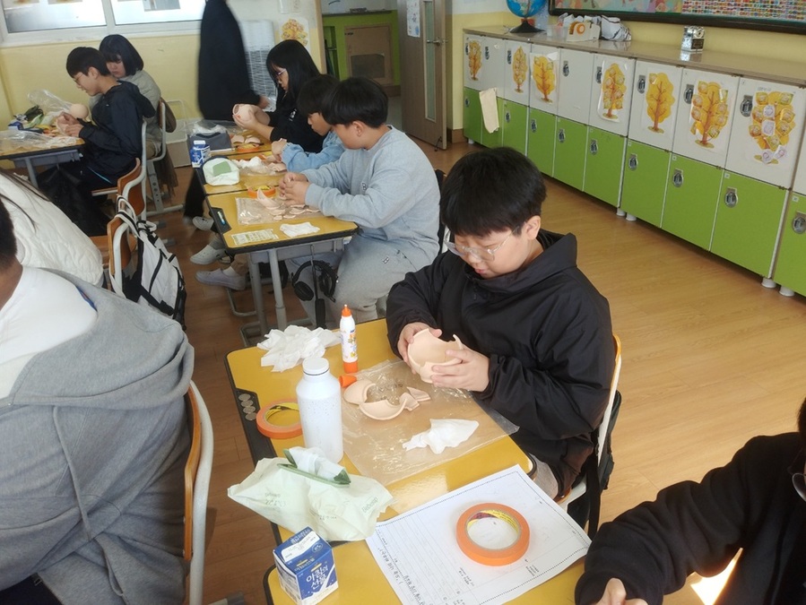 ▲ 2024년 진로체험 프로그램 ‘꿈길’에 참여한 학생들이 유물복원 프로그램을 진행하고 있다.ⓒ중원대학교