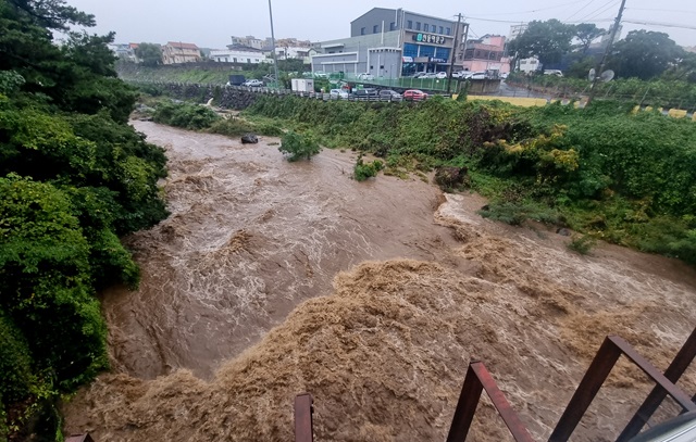 ▲ 태풍 '콩레이' 간접영향으로 호우특보가 내려진 지난 1일 오후 제주시 오라2동 인근 한천으로 한라산에서 흘러온 급류가 흐르고 있다.ⓒ뉴시스