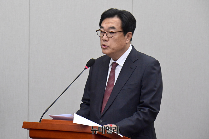 ▲ 정진석 대통령실 비서실장이 지난 1일 국회에서 열린 운영위원회의 대통령비서실, 국가안보실, 대통령경호처 국정감사에서 인사말을 하고 있다.ⓒ이종현 기자