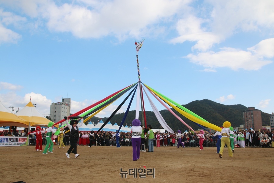 ▲ 청송꽃줄엮기 전국대회 행사에서 청송군 진보면이 공연을 펼치고 있다.ⓒ뉴데일리