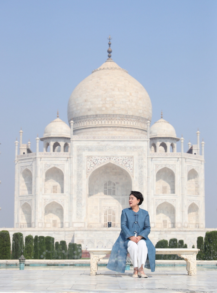 ▲ 지난 2018년 11월 7일 당시 영부인이었던 김정숙 여사가 7일 우타르프라데시주 아그라 타지마할을 방문해 건물을 둘러보는 모습.ⓒ뉴시스