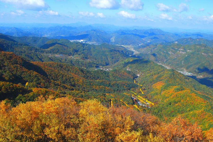 ▲ 적상전망대에서 바라본 산성로와 무주읍.ⓒ진경수 山 애호가