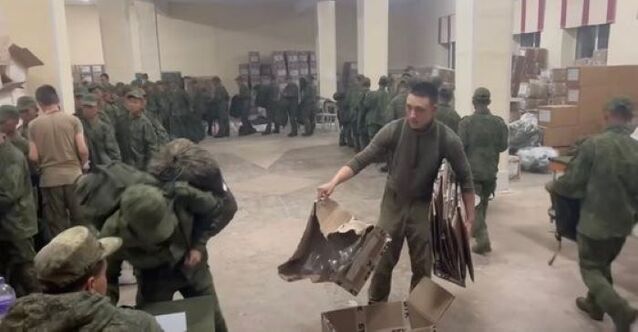 ▲ 우크라이나 군 전략소통·정보보안센터(SPRAVDI)가 최근 북한군으로 추정되는 군인들이 줄을 서서 러시아 보급품을 받고 있다고 공개한 영상. ⓒ뉴시스