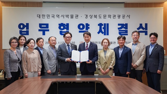 ▲ 경북문화관광공사와 대한민국역사박물관은 지난 1일 역사박물관 제1회의실에서 대한민국 관광반세기 가치 재조명을 위한 업무협약을 체결했다.ⓒ경북관광공사