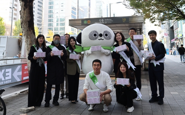 ▲ 애큐온저축은행 금융소비자보호팀 직원들이 지난달 31일 서울 강남구 선릉역 일대에서 '보이스피싱 피해 예방 가두 캠페인'을 진행하고 기념 사진을 촬영하고 있다.ⓒ애큐온저축은행