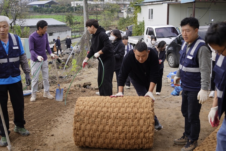 ▲ 청주시 건축디자인과 관계자와 충청대학교 건축과 재학생 그리고 건축 관련 실무에 종사하고 있는 동문과 산학협동위원, 지도교수 등 40여 명이 도배, 장판, 페인트, 타일, 화장실, 전기시설, 마당 및 진입로 포장, 폐기물 수거 등 집수리 봉사활동을 했다. ⓒ충청대학교