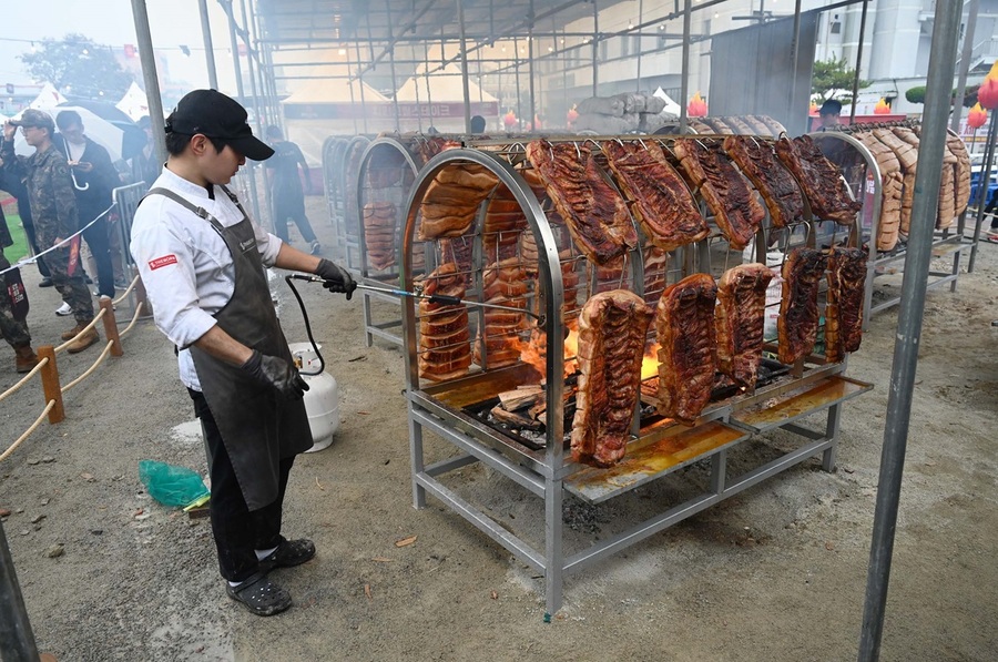 ▲ ‘2024 홍성글로벌바비큐페스티벌’장에 마련된 구이기구에서 BBQ가 맛 있게 구워지고 있다.ⓒ홍성군