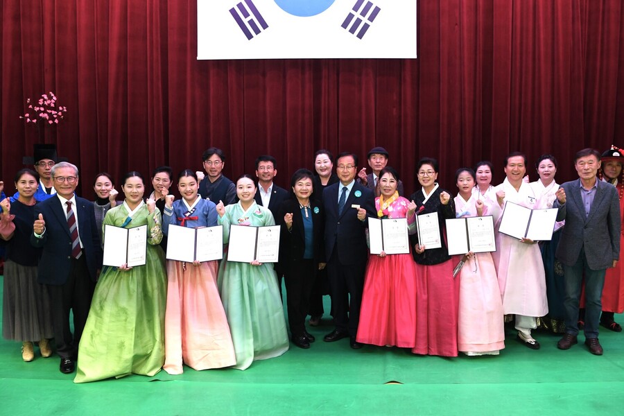 ▲ ‘제25회 국창 권삼득 전국국악대제전’수상자들과 유희태 완주군수.ⓒ완주군