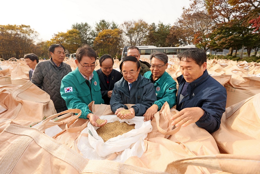 ▲ 심 민 군수는 5일 임실 농협창고와 사선대 주차장에서 열린 2024년산 공공비축미곡 건조벼 매입 현장을 방문, 애로사항을 청취하고 농업인들과 관계자들의 노고를 격려하는 시간을 가졌다.ⓒ임실군