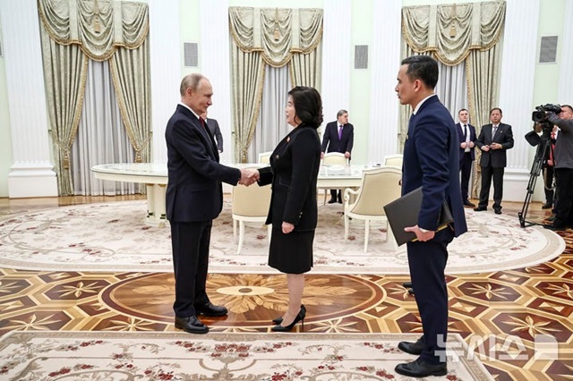 ▲ 크렘린궁에서 만나 악수하는 블라디미르 푸틴 러시아 대통령(좌)과 최선희 북한 외무상. 241104 AP/뉴시스. ⓒ뉴시스