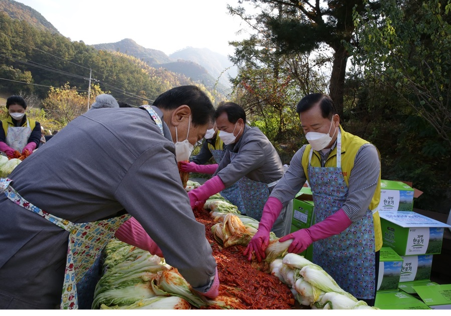 ▲ 한국가스안전공사(사장 박경국, 이하 공사)는 5일, 충주시 자미원 연수원서 ‘대한기계설비건설협회 가스공사업협의회’, ‘세계탈북여성지원연합’과 함께 동절기 북한이탈주민 등 소외계층을 위한 사랑의 김장 나눔 봉사활동을 진행했다. ⓒ한국가스안전공사