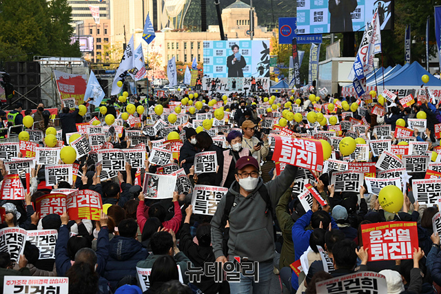 ▲ 촛불행동이 22일 오후 서울 중구 시청역 인근에서 윤석열 대통령 퇴진과 김건희 여사의 특검을 촉구하는 집회를 열고 있다. 2022.10.22 ⓒ뉴데일리DB