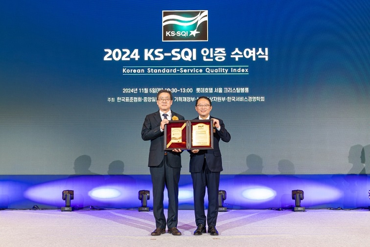 ▲ 2024 KS-SQI 인증 수여식. 서강대학교 총장 직무대행 전성훈 교학부총장(왼쪽)과 한국표준협회 강명수 회장.ⓒ서강대