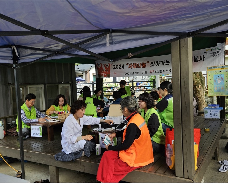 ▲ 옥천군자원봉사센터(센터장 우을순)가 각 읍·면으로 직접 찾아가 혈압측정, 정신건강 체크 등의 자원봉사 서비스를 제공하고 있다.ⓒ옥천군