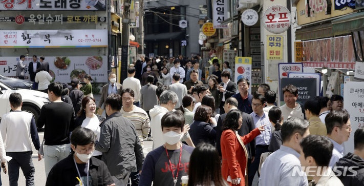 ▲ 시민들이 서울 중구 식당가 인근에서 이동하고 있다. ⓒ뉴시스