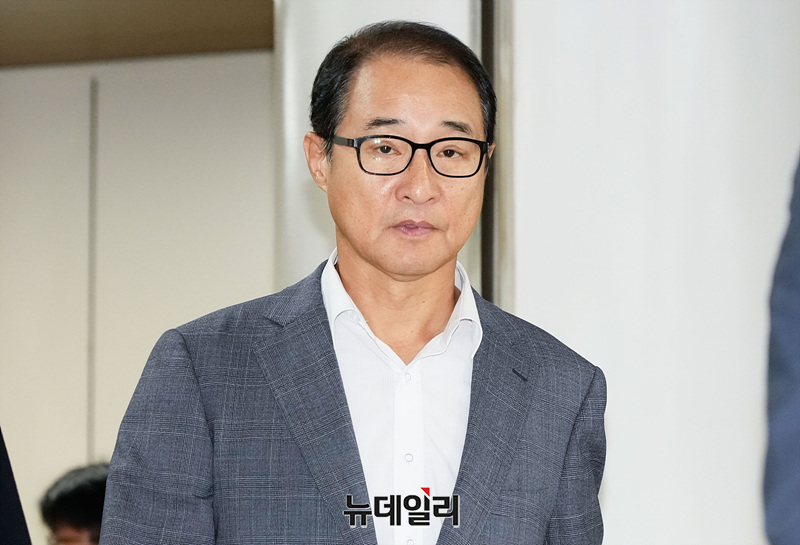 ▲ 2021년 더불어민주당 전당대회에서 돈 봉투를 수수한 혐의로 재판에 넘겨진 이성만 전 무소속 의원이 지난 8월30일 오후 서울 서초구 서울중앙지법에서 열린 정당법 위반 혐의 관련 선고공판을 마치고 이동하고 있다. ⓒ뉴데일리 DB