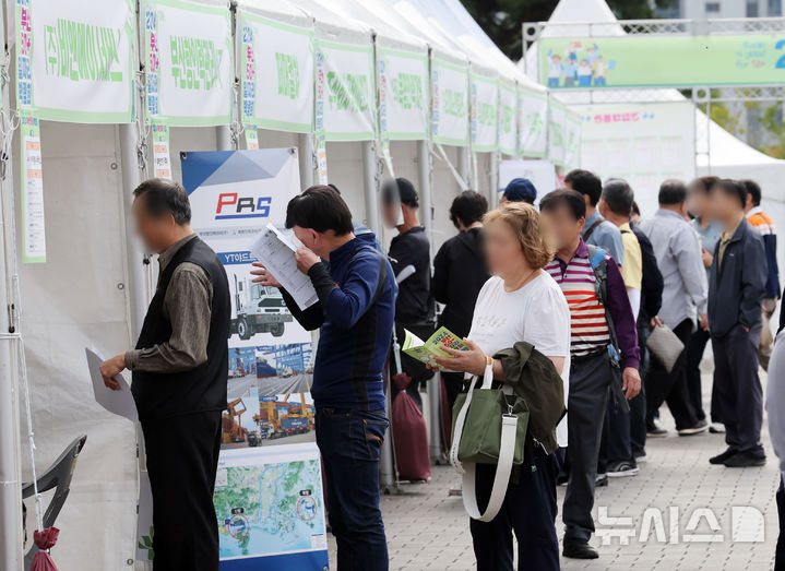 ▲ '2024년 부산 50+일자리 박람회'가 열린 지난달 17일 부산 부산진구 부산시민공원에서 중·장년 구직자들이 채용상담을 받기 위해 줄을 선 채 차례를 기다리고 있다. ⓒ뉴시스