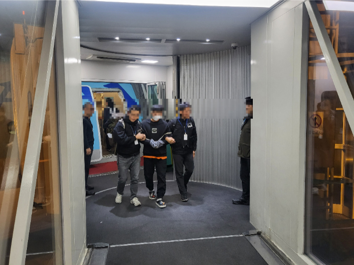 ▲ 필로폰·케타민 등 마약류를 태국에서 국내로 밀반입하던 한국인 공급총책 40대 A씨가 경찰에 검거돼 6일 강제송환됐다.ⓒ경찰청 제공