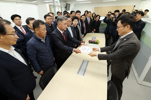 ▲ 김정호 경기도의회 국민의힘 대표의원(광명1)을 비롯한 국힘 소속 의원들이 6일 '경기도의회 의장(김진경) 불신임의 건'을 도의회에 제출하고 있다. ⓒ경기도의회 국민의힘 제공