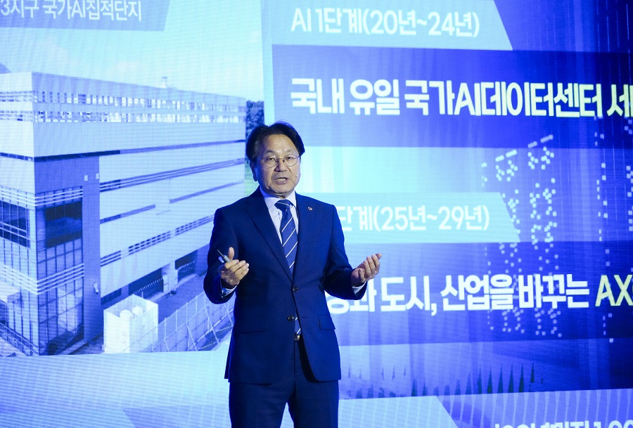 ▲ 강기정 광주광역시장이 지난 9월10일 오후 서울 포시즌스호텔에서 열린 ‘2024 시도지사 정책컨퍼런스’에 참석해 광주 대표산업인 인공지능(AI)과 미래차 정책에 대해 발표하고 있다.ⓒ광주광역시