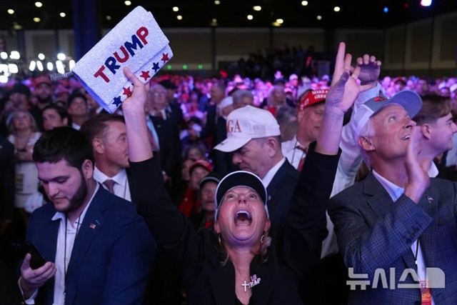 ▲ 미국 플로리다주 웨스트팜비치 컨벤션센터에서 공화당 대통령선거 후보 도널드 트럼프 전 대통령의 선거 개표를 지켜보던 지지자들이 환호하고 있다. 241106 AP/뉴시스. ⓒ뉴시스