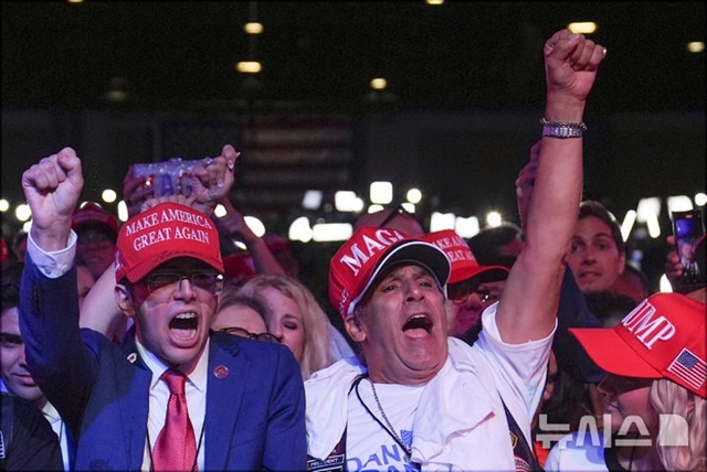 ▲ 미국 플로리다주 웨스트팜비치 컨벤션센터에서 공화당 대통령선거 후보 도널드 트럼프 전 대통령의 선거 개표를 지켜보던 지지자들이 환호하고 있다. 241106 AP/뉴시스. ⓒ뉴시스
