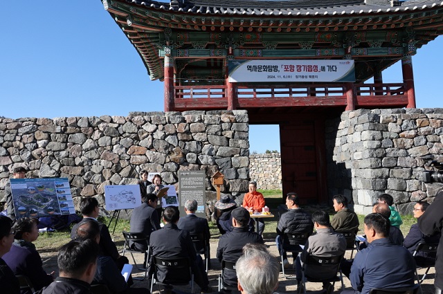 ▲ 포항시는 6일 국가지정 문화유산인 ‘포항 장기읍성’에 대한 복원 정비와 활용 방안을 논의하기 위해 이강덕 포항시장과 시·도의원, 장기면 개발자문위원회, 문화유산 관계자가 참여한 가운데 현장 탐방을 실시했다.ⓒ포항시