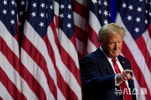 ▲ 미국 공화당 대통령선거 후보 도널드 트럼프 전 대통령이 플로리다주에서 대선 승리 연설 무대에 올라 인사하고 있다. 241107 AP/뉴시스. ⓒ뉴시스