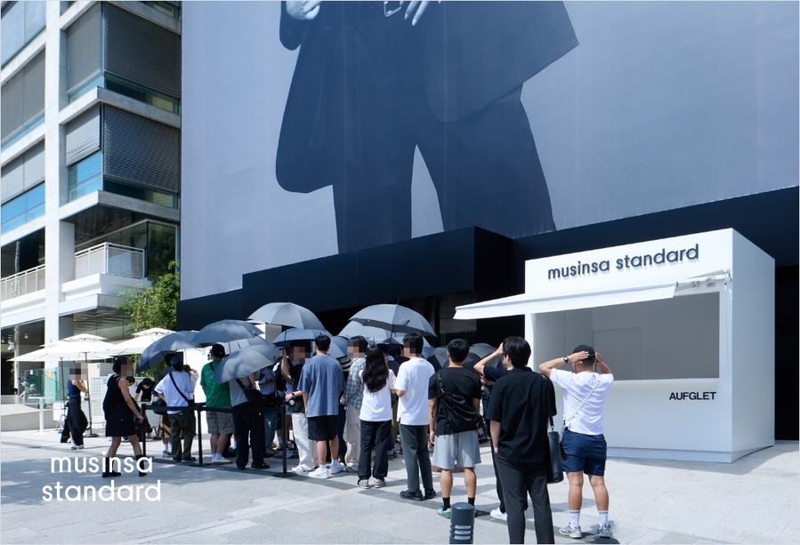 ▲ 무신사 스탠다드 한남동점에 고객들이 입장을 위해 기다리고 있다.ⓒ무신사