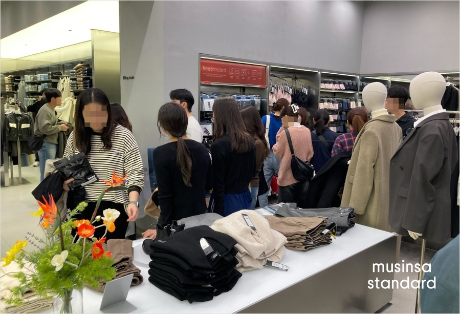 ▲ 무신사 스탠다드 한남동점에 고객들이 입장을 위해 기다리고 있다.ⓒ무신사