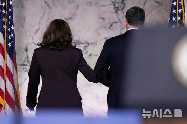 ▲ 미국 민주당 대통령선거 후보인 카멀라 해리스 부통령이 워싱턴 DC에서 패배 승복 연설 후 남편인 더그 엠호프와 팔짱을 끼고 퇴장하고 있다. 241107 AP/뉴시스. ⓒ뉴시스