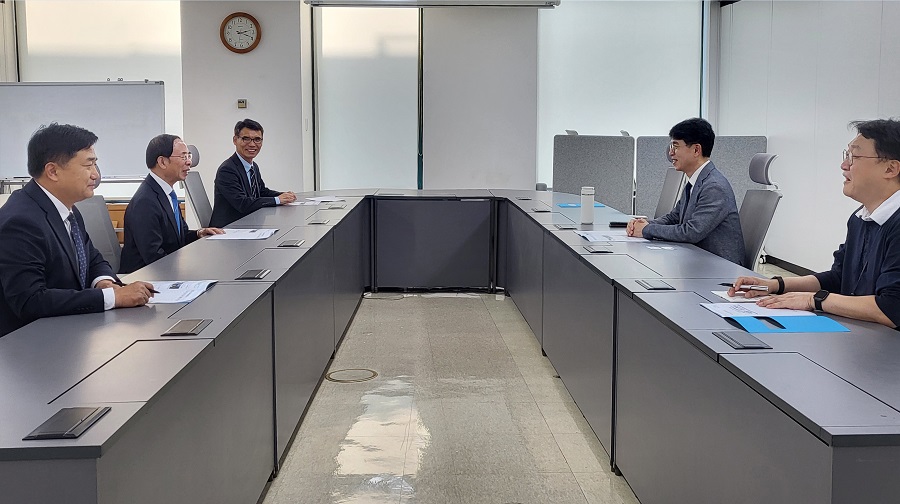 ▲ 심 민 군수가 지난 5일 김완섭 환경부 장관과 면담에서 지역 현안 해결 사업에 대해 설명하고 있다.ⓒ임실군