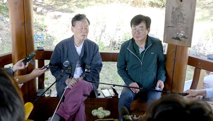 ▲ 전남 장흥군 안양면에서 한승원(사진 왼쪽) 작가와 김성(오른쪽) 장흥군수가 한 작가의 딸 한강 작가의 노벨문학상 수상 이후 축하 소감을 밝히고 있다. ⓒ 장흥군