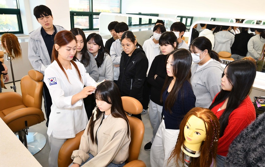 ▲ 영진전문대학교(총장 최재영)는 7일 오전, 경일중학교 2학년 학생 50명을 대상으로 다양한 직업 체험 프로그램을 운영하며 진로탐색 기회를 마련했다.ⓒ영진전문대