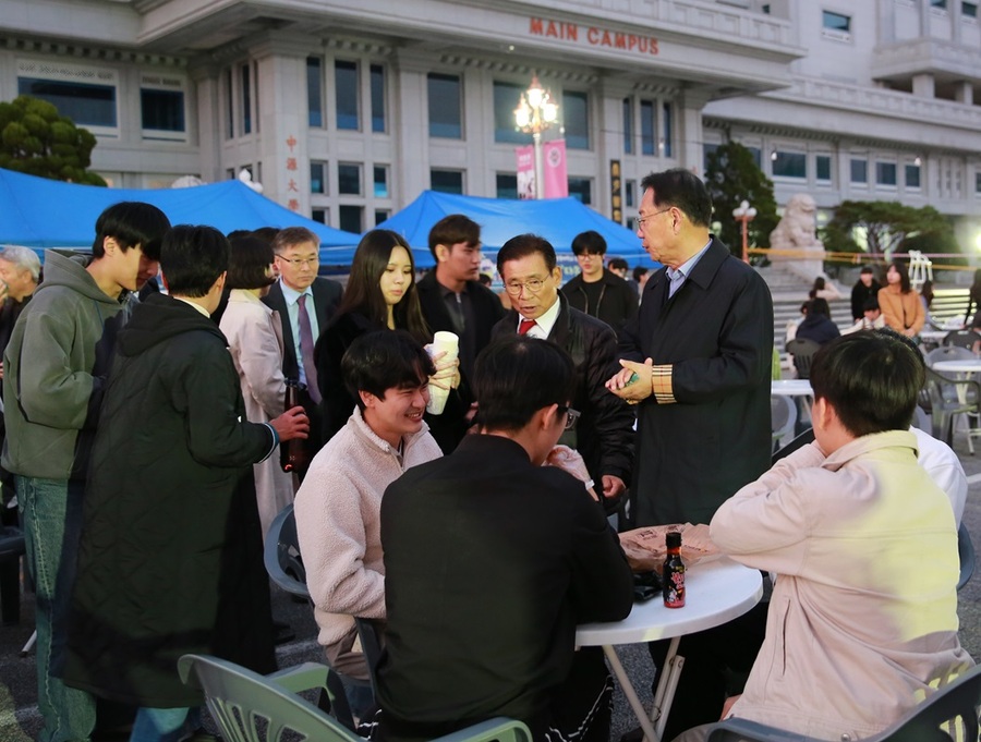 ▲ 중원대학교(총장 황윤원)는 지난 5~6일 괴산군민과 함께하는 가을축제 ‘젊은 그대에게’를 개최하고 대학과 지역이 함께하는 지역축제로 발돋음 할 수 있는 기반을 다졌다.ⓒ중원대학교