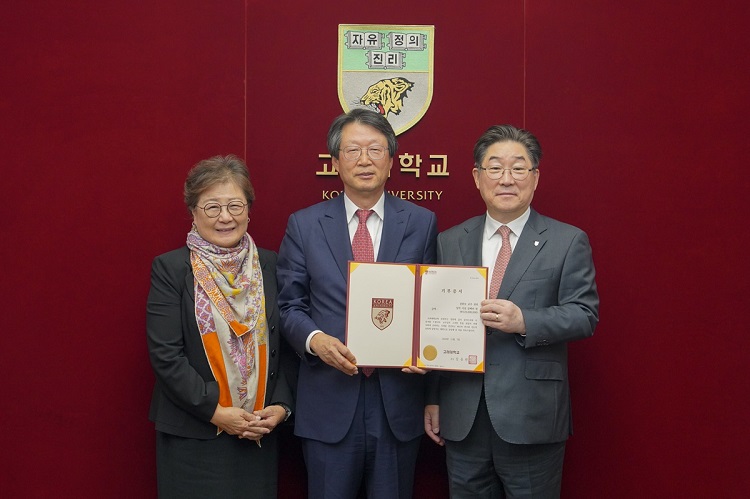 ▲ 푸른 솔 사회정의 장학기금 기부식. 왼쪽부터 김난원 씨, 강완모 변호사, 김동원 고려대 총장.ⓒ고려대