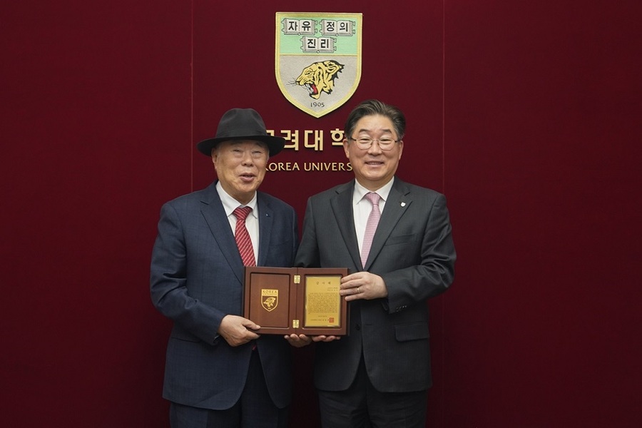 ▲ 장학기금·유물 기부식. 유상옥 ㈜코리아나 화장품 회장(왼쪽)과 김동원 고려대 총장이 기념사진을 찍고 있다.ⓒ고려대