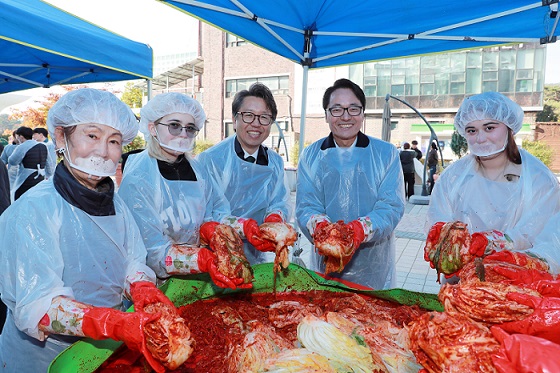 ▲ 2024 김장 페스티벌. 삼육대 제해종 총장(오른쪽에서 2번째), 아드라코리아 김익현 사무총장(가운데)과 봉사자들이 김장 김치를 담그고 있다.ⓒ삼육대