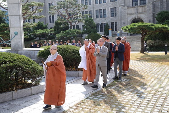 ▲ 청동여래입상 봉불 60주년 기념법회에서 참석자들이 성상 주변을 탑돌이하고 있다.ⓒ동국대