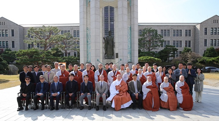 ▲ 청동여래입상 봉불 60주년 기념법회 후 참석자들이 기념사진을 촬영하고 있다.ⓒ동국대