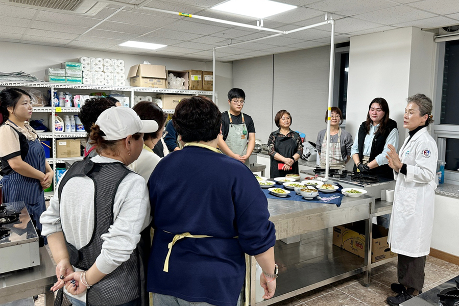 ▲ 대구한의대학교(총장 변창훈) 세대통합지원센터는 이웃사촌마을사업의 일환으로 메디푸드HMR산업학과와 연계하여 ‘영덕 특산물개발 프로젝트 영하니(Young Haany)’ 프로그램을 통한 ‘영해스럽게’ 요리 특강을 실시했다.ⓒ대구한의대