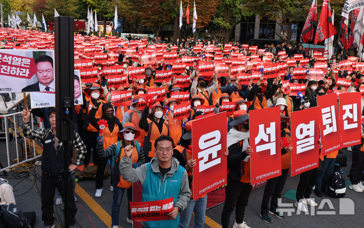 ▲ 9일 오후 서울 세종대로에서 윤석열정권 퇴진 운동본부와 민주노총이 주최한 2024 전태일열사 정신계승 전국노동자대회·1차 퇴진 총궐기에서 참석자들이 구호를 외치고 있다. ⓒ뉴시스