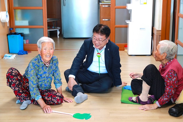 ▲ 손병복 군수가 지난 6일 직접 한분 한분의 작업물을 챙겨보며 어르신들의 안위를 살피고 있다.ⓒ울진군